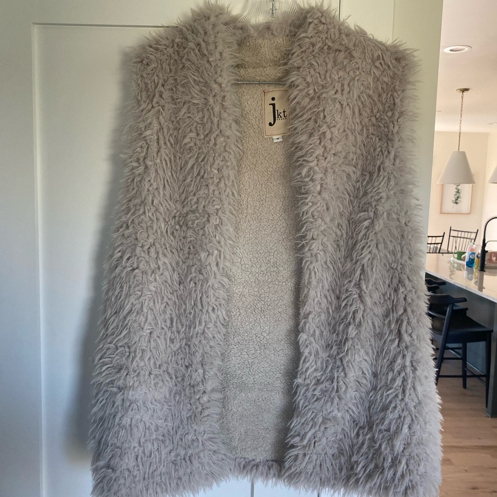 JKT Faux Fur Vest Gray Cream Neutral